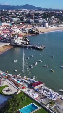 Cascais Skyline Lizbon 'un Cascais bölgesinde. Plaj manzarası. Turizm Tarihi Yer. Şehir manzarası hava manzarası. Cascais Skyline Lizbon 'un Cascais bölgesinde..