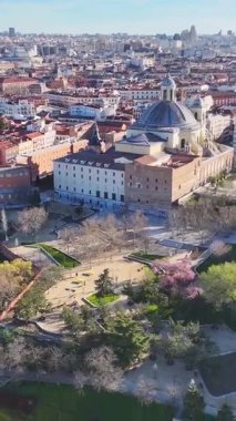Madrid İspanya Topluluğunda San Francisco Bazilikası. Ortaçağ Binaları manzarası. Güzel Bahçe. Şehir merkezinde. İspanya 'daki San Francisco Bazilikası. Çarpıcı Şehir Manzarası.