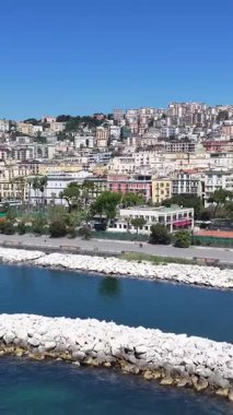 İtalya 'daki Napoli' deki Villa Comunale Parkı. Coastal City. Seascape Körfezi Suyu. İtalya 'daki Napoli' deki Villa Comunale Parkı. Göz kamaştırıcı Skyline. Güzel sahil şeridi. İtalya Manzarası.