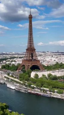 Fransa 'nın Paris Adası' ndaki Eyfel Kulesi. Şehir merkezindeki şehir manzarası. Seine River Skyline 'da. Fransa 'nın Paris Adası' ndaki Eyfel Kulesi. Eyfel Kulesi. Turizm Tarihi Yer. Paris Skyline