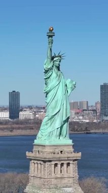 New York 'ta, Manhattan' da Özgürlük Heykeli. Liberty State Parkı. New York şehir merkezi. New York 'ta Özgürlük Anıtı. Tekne Yelkenli Sahnesi.
