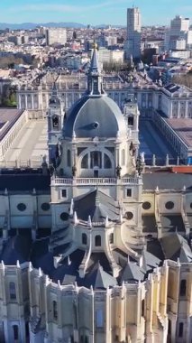 Madrid 'deki Santa Maria Katedrali İspanya Topluluğunda. Şehir merkezindeki şehir manzarası. Din sembolü. Ortaçağ Binası. İspanya 'daki Madrid Topluluğunda Santa Maria Katedrali. Kraliyet Sarayı.