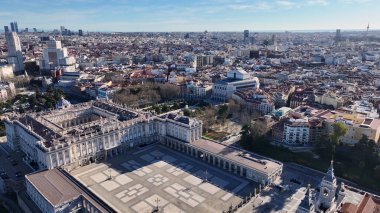 Madrid İspanya Topluluğunda Madrid Kraliyet Sarayı. Ortaçağ Binaları manzarası. Şehir merkezinde. Capital City Sahnesi. İspanya 'daki Madrid Kraliyet Sarayı. Güzel Şehir Manzarası.