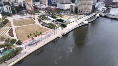 Curtis Hixon Waterfront Park, Florida 'da. Şehir merkezi manzarası. Waterfront Parkı. İnanılmaz bir şehir manzarası. Curtis Hixon Waterfront Park, Florida 'da. Florida Skyline.