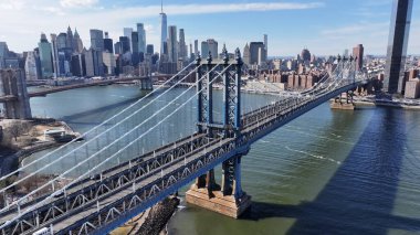 Manhattan Köprüsü New York 'ta. Highrise Binaları Sahnesi. Brooklyn Köprüsü Peyzajı. New York 'taki Manhattan Köprüsü. Otoyol Yolu Arkaplanı.
