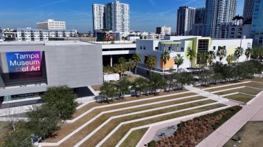 Tampa 'daki Curtis Hixon Parkı, Florida Birleşik Devletleri. Şehir merkezindeki şehir manzarası. Tampa Körfezi Arkaplanı. Curtis Hixon Park Florida 'da. High Rise Binaları. İş Bölgesi.