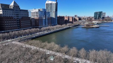 Hudson Riverside New Jersey 'de Jersey City' de. Şehir merkezinde. Hudson Sahilyolu. Hudson Riverside, Amerika Birleşik Devletleri. Eğlence Parkı Peyzajı. Güzel Şehir Manzarası.