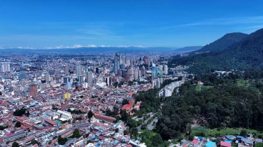 Bogota Cundinamarca Kolombiya 'daki Bogota Skyline. İnanılmaz Skysraper 'lar ve caddedeki trafik yukarıdan izleniyor. Metropol Manzarası Panoramik Şehir Manzarası Güzel. Kentsel Panoramik Şehir Görünümü.