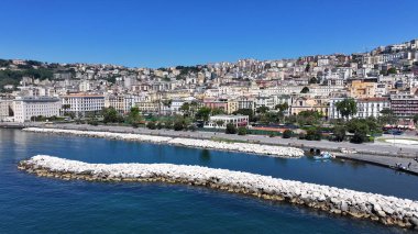 İtalya 'daki Napoli' deki Villa Comunale Parkı. Coastal City. Seascape Körfezi Suyu. İtalya 'daki Napoli' deki Villa Comunale Parkı. Göz kamaştırıcı Skyline. Güzel sahil şeridi. İtalya Manzarası.