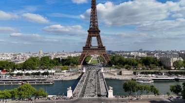 Paris 'teki Paris Skyline Fransa Adası' nda. Fransa 'nın başkentindeki Seine Nehri' nin nefes kesici manzarası. Şehir Bulutları Gökyüzü Arkaplanı Şehir. Şehir dışındaki ünlü. Paris Fransa Adası.