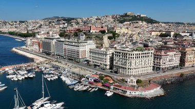 Napoli Campania İtalya 'daki Dev Çeşmesi. Yükselen Binalar ve Şehir Yaşamını Gösteren Trafik Gösterileri. Metropol Manzarası Panoramik Şehir Manzarası Güzel.