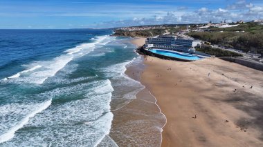 Portekiz 'in Sintra Lizbon bölgesindeki Apple Plajı. Turkuaz Okyanus Dalgaları Tropik Sahile Yavaşça Çarpıyor. Terkedilmiş Peyzaj Eğlencesi Güzelliği. Terk edilmiş rıhtım kıyısı. Sintra Lizbon Bölgesi.