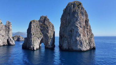 Napoli, Campania İtalya 'dan Faraglioni. Kristal berrak sularla sersemletici sahilin havadan görünüşü. Cennet Peyzajı Gezgin Şehveti. Cennet Sahili. Napoli Campania.