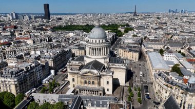 Fransa 'nın Paris' teki Pantheon 'u. Çağdaş binalarla dolu şehir merkezinin havadan görünüşü. Şehir merkezindeki iş dünyası. İş geçmişleri ünlüdür. Fransa ile Paris.