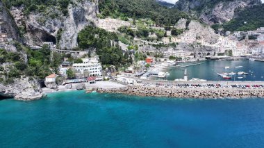 Amalfi Salerno İtalya 'daki Amalfi Sahili. Yaz tatilinde harika bir sahil manzarası olan kuş bakışı. Sahil Gökyüzü Sahil Kıyısı Yaz Zamanı. Sahil Sahil Sahili Panoramik. Amalfi Salerno.