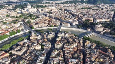 Roma 'da gökyüzü Lazio İtalya' da. Şehir Skyline Modern ve Geleneksel Mimariyi Gösteriyor. Şehir Gökyüzü Arkaplanı Kentsel. Açık Arkaplan Panoramik Şehir. Roma Lazio.