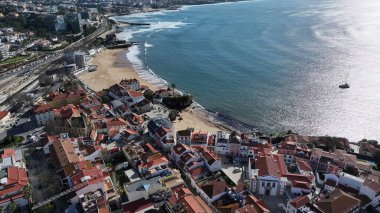 Cascais Skyline, Lizbon Bölgesi, Portekiz. Yaz tatilinde harika bir sahil manzarası olan kuş bakışı. Sahil Gökyüzü Sahil Kıyısı Yaz Zamanı. Seaside Beach Panoramik. Cascais Lizbon Bölgesi.