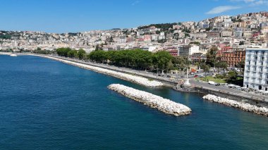 Napoli 'nin silueti Napoli Campania İtalya' da. Turkuaz Okyanus Dalgaları Tropik Sahile Yavaşça Çarpıyor. Altyapı Skyline Gökdelenleri çarpıcı. Altyapı Mimarlık Şirketi. Napoli Campania.