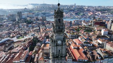 Porto Portekiz 'deki Clerigos Kulesi. Skyline 'a hükmeden kilise binasının havadan görünüşü. Metropol Manzarası Panoramik Şehir Manzarası Güzel. Şehir Panoramik Şehir Manzarası. Porto Portekiz.