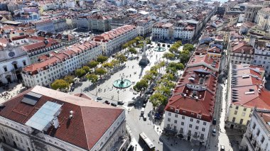 Lizbon 'daki Dom Pedro IV Meydanı. Yükselen binaları ve trafiği olan hareketli bir şehrin havadan görünüşü. Metropolitan Manzara Gökdelenleri. Güzel. Metropolitan Şehir. Lizbon Portekiz.