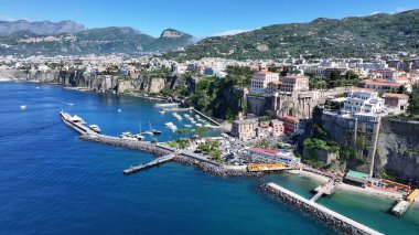 Sorrento 'da Sorrento Sahili, Napoli İtalya. Turistler Tropikal Su Sahnesinde Tekne Gezisinin keyfini çıkarıyorlar. Terkedilmiş Peyzaj Eğlencesi Güzelliği. Terk edilmiş rıhtım kıyısı. Sorrento Napoli.