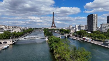 Fransa 'nın Paris Adası' ndaki Eyfel Kulesi. Paris Skyline turizm simgeleri ve binalarla çevrili. Altyapı Skyline Panoramic City View Awesome. Altyapı Şehir Manzarası.