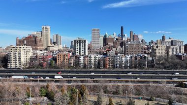 Brooklyn, New York 'ta Brooklyn Skyline. Yükselen Binalar ve Şehir Yaşamını Gösteren Trafik Gösterileri. Şehir merkezindeki İş Gökyüzü Arkaplanı. Şehir Merkezi Panoramik Şirketi.