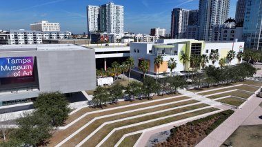 Tampa Florida 'daki Curtis Hixon rıhtım parkı. Yemyeşil parkın ve etrafındaki binaların havadan görünüşü. Şehir merkezindeki İş Gökyüzü Arkaplanı. Şehir Merkezi Panoramik Şirketi.