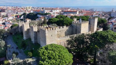Lizbon 'daki Sao Jorge Kalesi. Şehir merkezindeki Landmark Ortaçağ binasının havadan görünüşü. İnşaat Manzarası Panoramik Şehir Görünümü Meşgul. Panoramik Şehir Manzarası. Lizbon Portekiz.