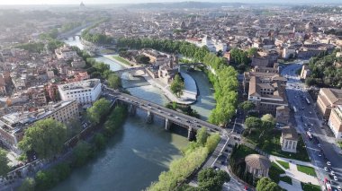 Roma 'daki Sunset Tiber Nehri Lazio İtalya. Şehrin ünlü bölgesindeki ortaçağ binasının kuş bakışı görüntüsü. Aydınlanma Şehir Binası. Kasaba Açık Panoramik. Roma Lazio.