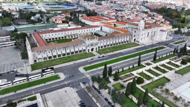 Lizbon 'daki Jeronimos Manastırı. Yükselen Binalar ve Şehir Yaşamını Gösteren Trafik Gösterileri. Şehir merkezindeki iş dünyası. İş geçmişleri ünlüdür. Lizbon Portekiz.