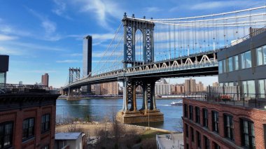 Manhattan 'daki Manhattan Köprüsü New York Birleşik Devletleri. Ünlü Köprü 'de şehir merkezine doğru giden arabalar. İş Bulutları Gökyüzü Şehir Merkezi. İş dünyası geniş çaplı. Manhattan New York.