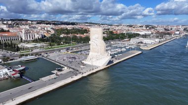 Lizbon 'daki Keşifler Anıtı. Doğal Manzaradaki Ünlü Heykelin Hava Manzarası. Şehir Gökyüzü Bulutları Şehir Arkaplanı. Şehir merkezinde geniş bir altyapı var. Lizbon Portekiz.
