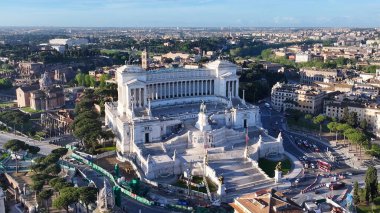 Roma 'daki Venedik Meydanı Lazio İtalya. Gökdelen 'in havadan görünüşü ve şehir caddesinde yoğun trafik. İnşaat Manzarası Panoramik Şehir Görünümü Meşgul. Panoramik Şehir Manzarası. Roma Lazio.