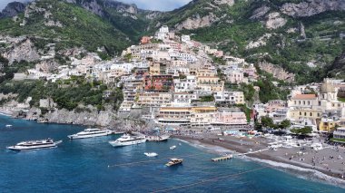Positano Salerno İtalya 'daki Amalfi Sahili. Yukarıdan canlı bir şehrin telaş ve koşuşturmasını yakalamak. Horizon Sahili Denizi kıyısında. Shore Seaside Panning Wide 'da. Positano Salerno.