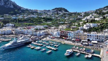 Napoli Campania İtalya 'daki Capri Adası. Şehir merkezinin modern binalarla dolup taşması. Sahil Bulutları Yaz mevsimi. Sahil Panorama. Napoli Campania.