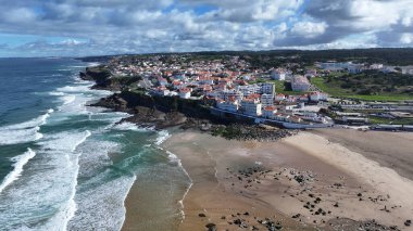 Lizbon 'un Sintra bölgesindeki Macas Plajı. İnanılmaz Skysraper 'lar ve caddedeki trafik yukarıdan izleniyor. Cennet Adası Skyline Idyllic Güzeli. Cennet Adası Denizi.