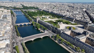Paris 'teki Paris Skyline De France. Şehrin ünlü bölgesindeki ortaçağ binasının kuş bakışı görüntüsü. Metropolitan Peyzaj Ticari Binası Çarpıcı. Metropolitan Atılgan Kasabası.