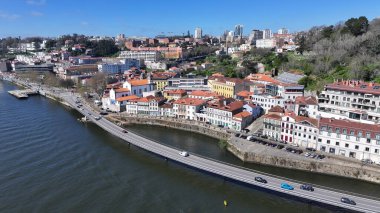 Porto Portekiz 'de Porto Skyline. Trafik Modern Kablo TV 'nin karşısına geçiyor (Stayed Bridge. Şehir Gökyüzü Bulutları Şehir Arkaplanı. Şehir merkezinde geniş bir altyapı var. Porto Portekiz.