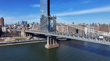 Manhattan 'daki Manhattan Köprüsü New York Birleşik Devletleri. Tarihi Caddeleri birbirine bağlayan ikonik köprü yapısı. İş Bulutları Gökyüzü Şehir Merkezi. Panoramik Şehir. Manhattan New York.