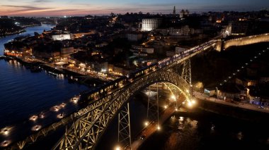 Porto Portekiz 'de Sunset Dom Luis Köprüsü. Şehir merkezindeki çarpıcı tren istasyonu. Şehir merkezi manzarası. Aydınlanma Şehir Binası. Kasaba Açık Panoramik. Porto Portekiz.