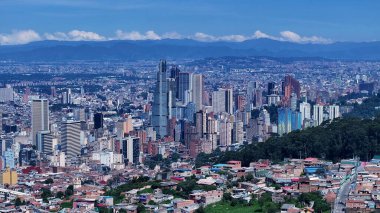Bogota Cundinamarca Kolombiya 'daki Bogota Skyline. Kuşlar, sokaklar ve binalarla çarpıcı şehir manzarasına bakıyor. İnşaat Manzarası Panoramik Şehir Görünümü Meşgul. Panoramik Şehir Görünümü.