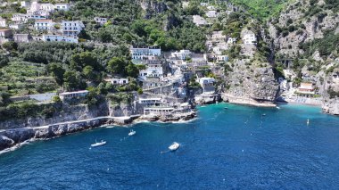 İtalya Praiano Salerno 'daki Amalfi Sahili. Büyüleyici Tropikal Sahne Sahnesi Yukarıdan Görünüyor. Cennet Adası Manzarası Minnettar Güzel. Yaz zamanı Grateful Coast. Praiano Salerno.