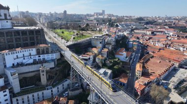 Portekiz 'de Dom Luis Köprüsü. Köprü, şehrin karşısındaki trafik akışının görüntüsünü veriyor. Şehir merkezinde Gökyüzü Bulutları. Şehir merkezinin dışında. Ünlü. Porto Portekiz.