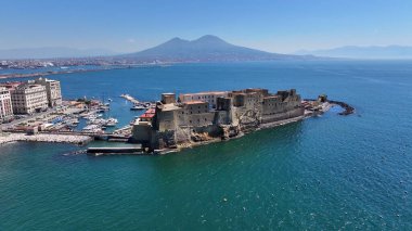 Napoli Campania İtalya 'daki Dell Ovo Kalesi. Yukardan bakıldığında hareketli bir şehirde ortaçağ binası. Sahil Bulutları Yaz mevsimi. Sahil Panorama. Napoli Campania.