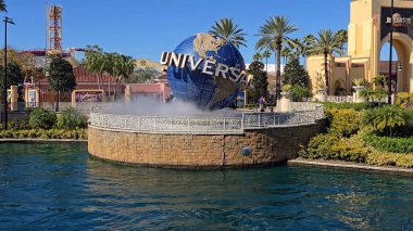 Orlando Florida Birleşik Devletleri 'ndeki Universal Orlando. İnsanların gezintilerde eğlendiği lunapark. İş Bulutları Gökyüzü Şehir Merkezi. İş dünyası geniş çaplı. Orlando Florida.
