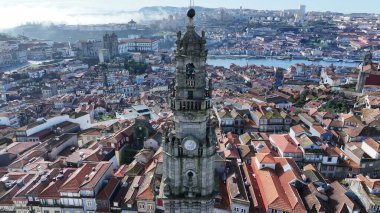 Porto Portekiz 'deki Clerigos Kulesi. Şehirdeki ünlü kilisenin nefes kesici manzarası. Metropolitan Peyzaj Ticari Binası Çarpıcı. Metropolitan Atılgan Kasabası. Porto Portekiz.