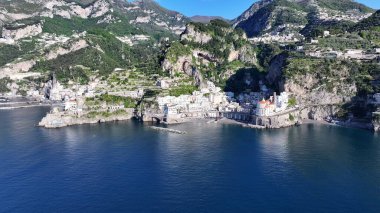 Amalfi Salerno İtalya 'daki Amalfi Sahili. Kristal berrak sularla sersemletici sahilin havadan görünüşü. Cennet Peyzajı Gezgin Şehveti. Cennet Sahili. Amalfi Salerno.