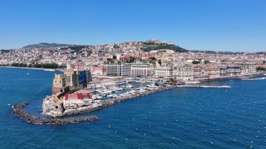Napoli 'nin silueti Napoli Campania İtalya' da. Kristal berrak sularla sersemletici sahilin havadan görünüşü. Şehir merkezindeki İş Gökyüzü Arkaplanı. Şehir merkezindeki panoramik işleri. Napoli Campania.