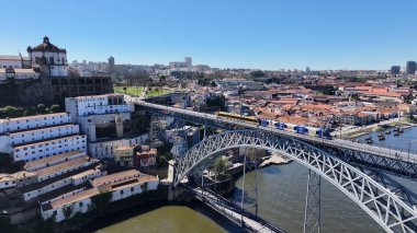 Porto Portekiz 'deki I. Luis Köprüsü. Tarihi Caddeleri birbirine bağlayan ikonik köprü yapısı. Şehir merkezindeki iş dünyası. Şehir merkezinin dışında Panning Wide 'da. Porto Portekiz.